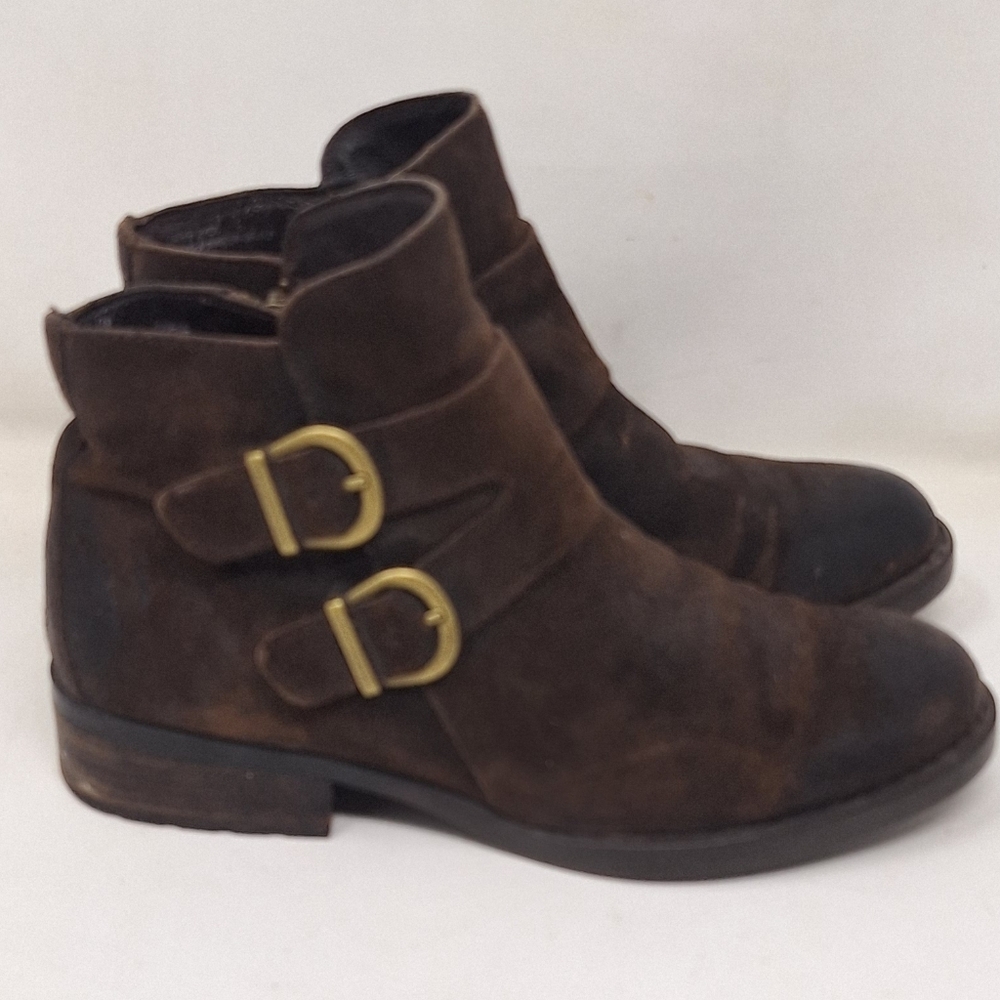 Born Adler double buckle ankle boots in distressed brown suede leather SZ 7